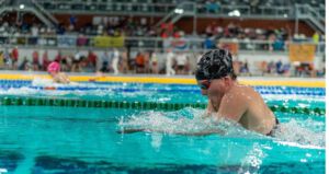 Manon op weg tijdens de 200 meter schoolslag